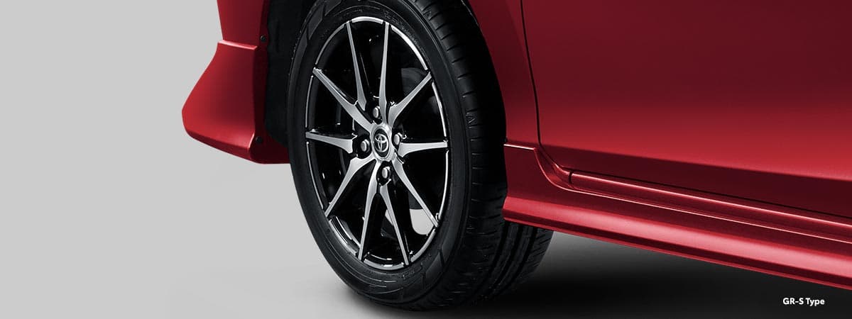 roda alloy berukuran 15 inci dengan finishing machined yang memberikan tampilan halus dan berkilau. Terbuat dari campuran logam ringan, roda ini lebih kuat, ringan, dan tahan korosi dibandingkan roda besi.