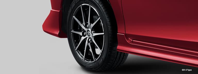 roda alloy berukuran 15 inci dengan finishing machined yang memberikan tampilan halus dan berkilau. Terbuat dari campuran logam ringan, roda ini lebih kuat, ringan, dan tahan korosi dibandingkan roda besi.