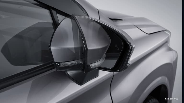 New Auto Retractable Mirror adalah kaca spion yang dapat otomatis melipat saat kendaraan dimatikan atau pada saat parkir. Fitur ini membantu menghemat ruang, melindungi spion dari kerusakan, dan meningkatkan kenyamanan serta keamanan pengemudi