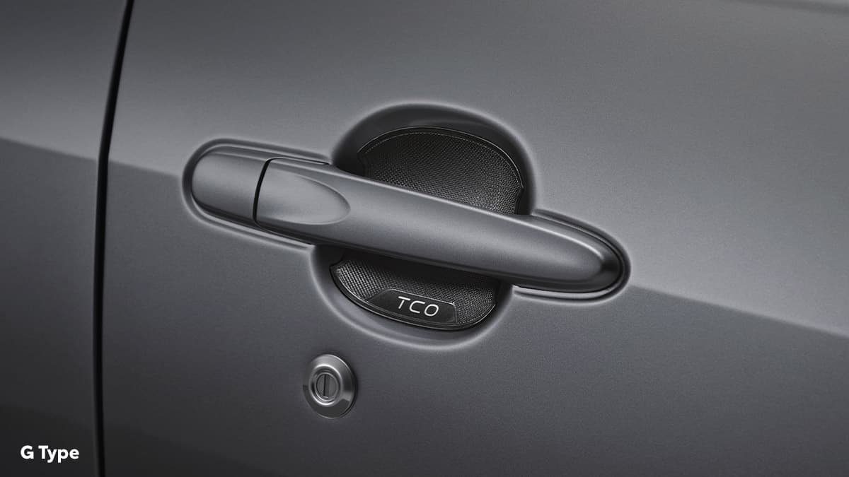 New Door Handle Protector adalah pelindung yang dipasang pada pegangan pintu mobil untuk mencegah goresan atau kerusakan akibat kontak langsung dengan tangan atau benda lain. Fitur ini membantu menjaga tampilan pintu tetap rapi dan terawat.