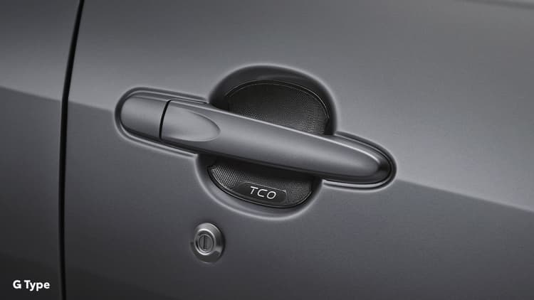 New Door Handle Protector adalah pelindung yang dipasang pada pegangan pintu mobil untuk mencegah goresan atau kerusakan akibat kontak langsung dengan tangan atau benda lain. Fitur ini membantu menjaga tampilan pintu tetap rapi dan terawat.