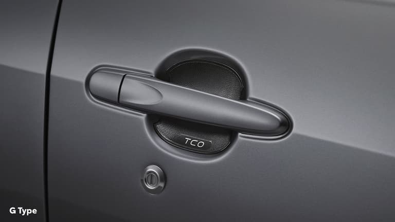 New Door Handle Protector adalah pelindung yang dipasang pada pegangan pintu mobil untuk mencegah goresan atau kerusakan akibat kontak langsung dengan tangan atau benda lain. Fitur ini membantu menjaga tampilan pintu tetap rapi dan terawat.
