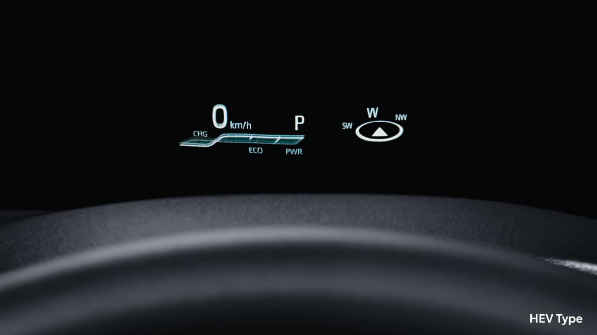 Head Up Display menampilkan informasi kecepatan, posisi transmisi, dan indikator mode berkendara langsung di depan pandangan Anda.