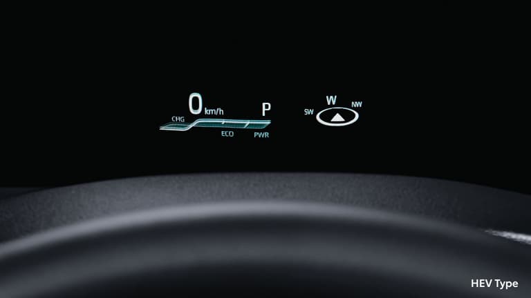 Head Up Display menampilkan informasi kecepatan, posisi transmisi, dan indikator mode berkendara langsung di depan pandangan Anda.