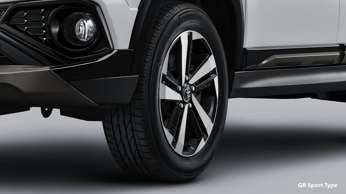 Toyota Rush GR Sport menggunakan velg alloy two tone berdesain sporty yang memperkuat tampilan gagah SUV ini. Dipadukan dengan ban berprofil tebal untuk memberikan stabilitas, kenyamanan berkendara.
