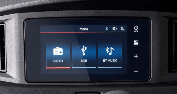 Head unit layar sentuh dengan fitur radio, USB, dan Bluetooth music. Sistem ini memudahkan pengemudi dan penumpang menikmati hiburan serta menghubungkan perangkat smartphone selama perjalanan.