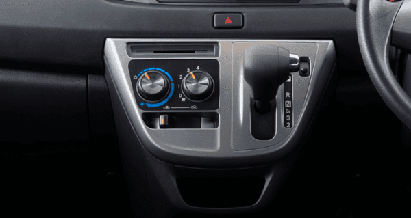 Area konsol tengah dilengkapi tuas transmisi otomatis yang mudah dijangkau serta pengaturan AC manual. Desain panel sederhana memudahkan pengemudi mengatur suhu kabin dan perpindahan gigi saat berkendara.
