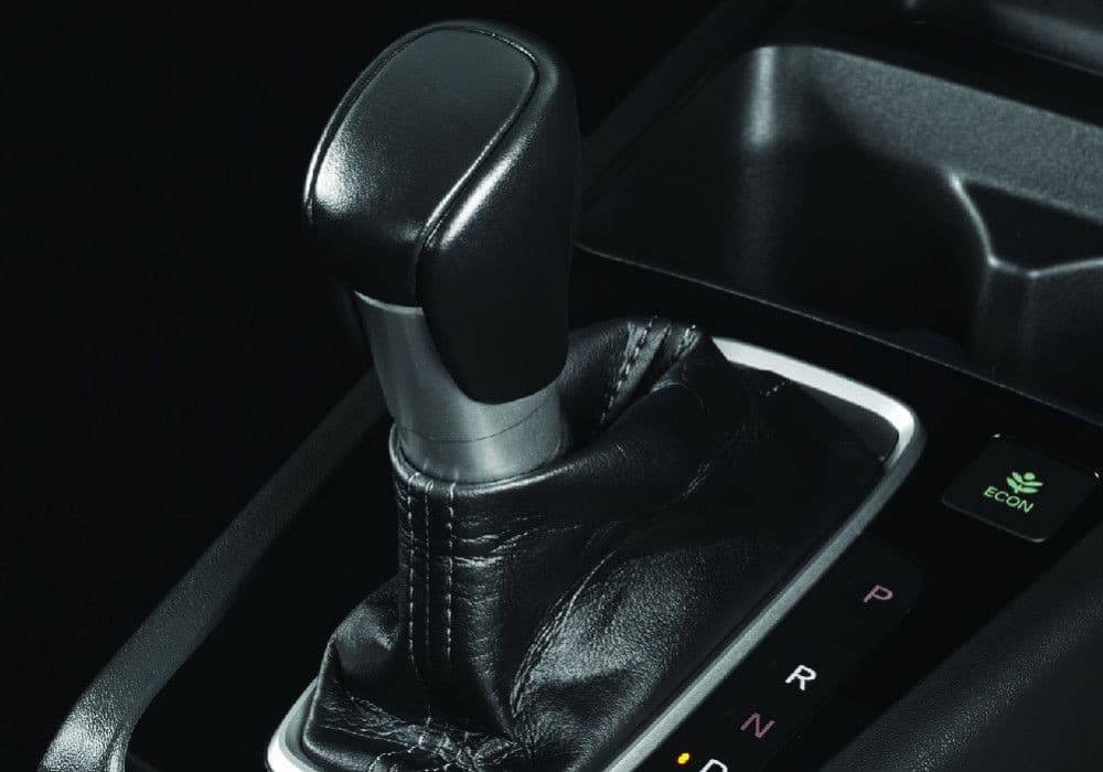 Transmisi CVT yang dilapisi bahan kulit premium tampilkan kesan mewah.