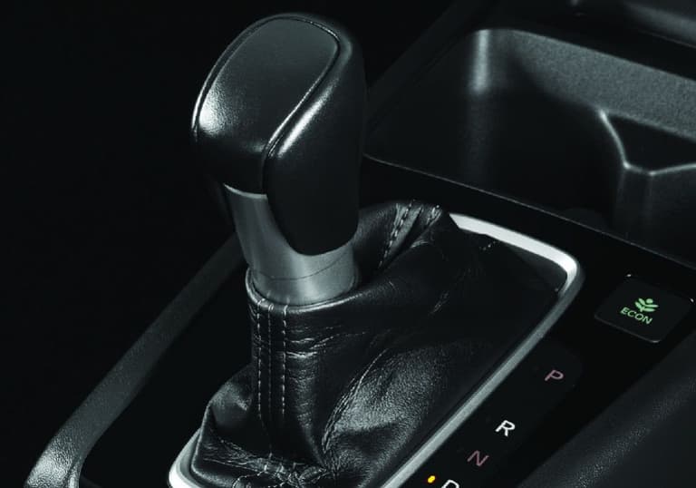 Transmisi CVT yang dilapisi bahan kulit premium tampilkan kesan mewah.