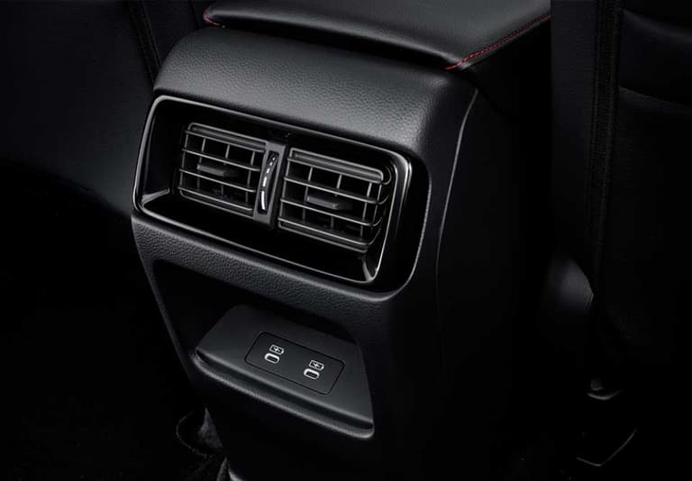 Nikmati kesejukan yang merata hingga baris bangku kedua dan ketiga, berkat Rear A/C Ventilation yang terpasang ditengah kabin.