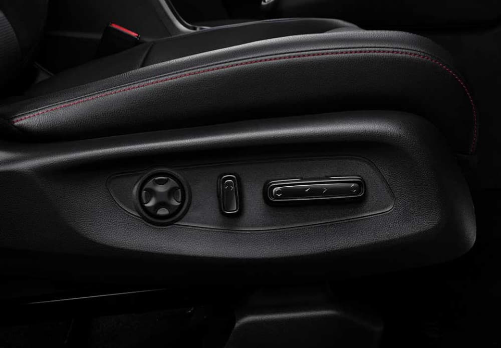 Rasakan pengalaman mengemudi yang nyaman dengan fitur 8-Way Driver Power Seat Adjuster. Melalui fitur tersebut, Anda dapat mengatur ketinggian, jarak jok ke roda kemudi, serta sandaran jok ke delapan arah berbeda.