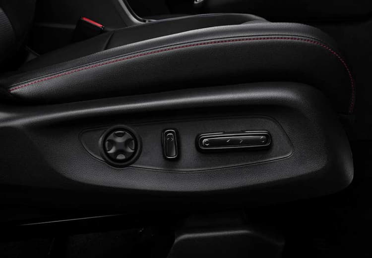 Rasakan pengalaman mengemudi yang nyaman dengan fitur 8-Way Driver Power Seat Adjuster. Melalui fitur tersebut, Anda dapat mengatur ketinggian, jarak jok ke roda kemudi, serta sandaran jok ke delapan arah berbeda.