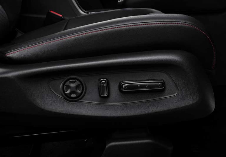 Rasakan pengalaman mengemudi yang nyaman dengan fitur 8-Way Driver Power Seat Adjuster. Melalui fitur tersebut, Anda dapat mengatur ketinggian, jarak jok ke roda kemudi, serta sandaran jok ke delapan arah berbeda.