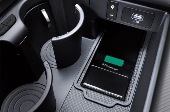 Pengisi daya smartphone nirkabel menyediakan pengisian daya yang nyaman dan bebas kabel dengan menggunakan medan elektromagnetik untuk mentransfer energi. Mereka membutuhkan telepon untuk ditempatkan pada pad pengisian yang kompatibel.