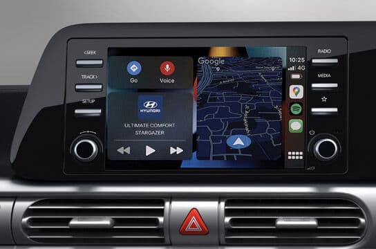 Display Audio dengan Konektivitas Smartphone memungkinkan pengguna untuk menghubungkan smartphone mereka ke sistem infotainment kendaraan, memungkinkan akses ke aplikasi, musik, dan navigasi melalui layar sentuh mobil.