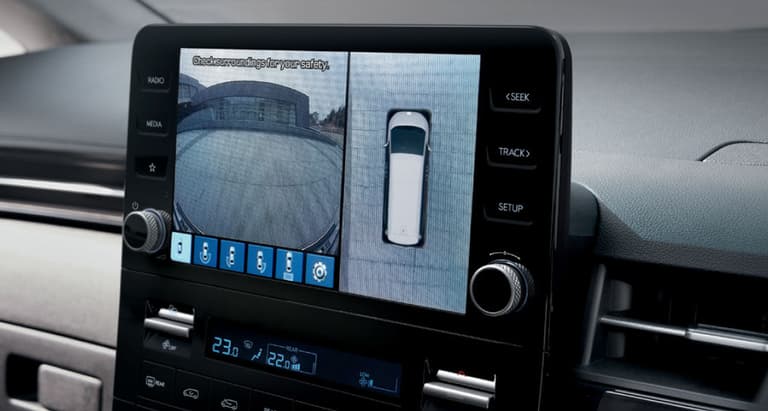4 kamera HD terpasang di sisi depan, samping dan belakang kendaraan membuat Anda bisa melihat seluruh kondisi di sekitar mobil.