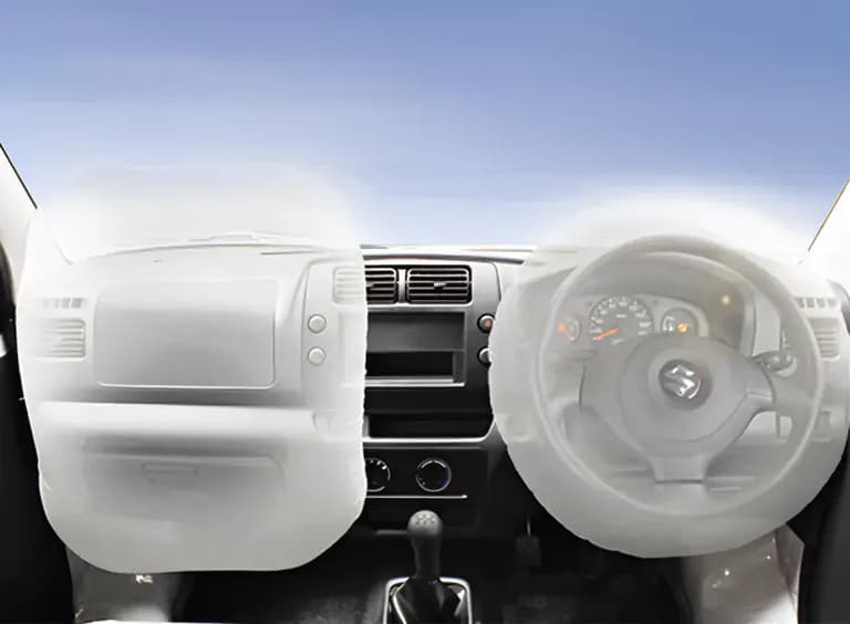 Interior dashboard mobil dengan tata letak sederhana dan fungsional. Setir dilengkapi panel instrumen yang mudah dibaca. Konsol tengah menyediakan pengaturan AC dan audio.