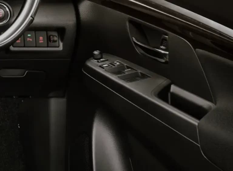 fitur desain eksterior yang memberikan sentuhan elegan dan premium pada mobil. Handle pintu berlapis krom ini digunakan untuk mempercantik tampilan luar mobil dengan aksen metalik yang mengkilap, memberikan kesan mewah dan modern.