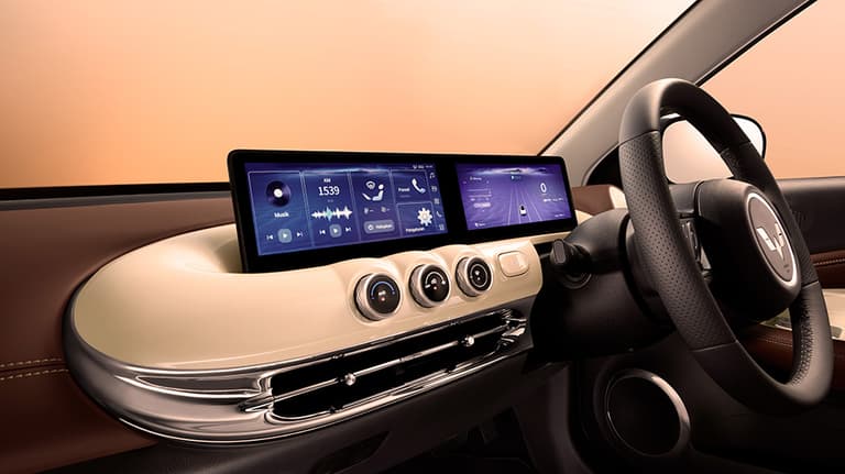 Desain layar ini tidak hanya stylish, tetapi juga fungsional, menggabungkan teknologi dan estetika untuk meningkatkan kenyamanan pengemudi dan penumpang.
