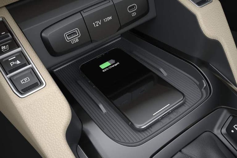 fitur canggih yang memungkinkan pengisian daya perangkat elektronik, seperti smartphone, tanpa menggunakan kabel.