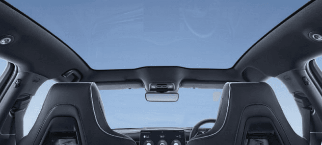 Panoramic sunroof berukuran besar memberikan pemandangan luas, dilapisi dengan lapisan perak untuk mengurangi jumlah cahaya yang masuk kedalam kabin