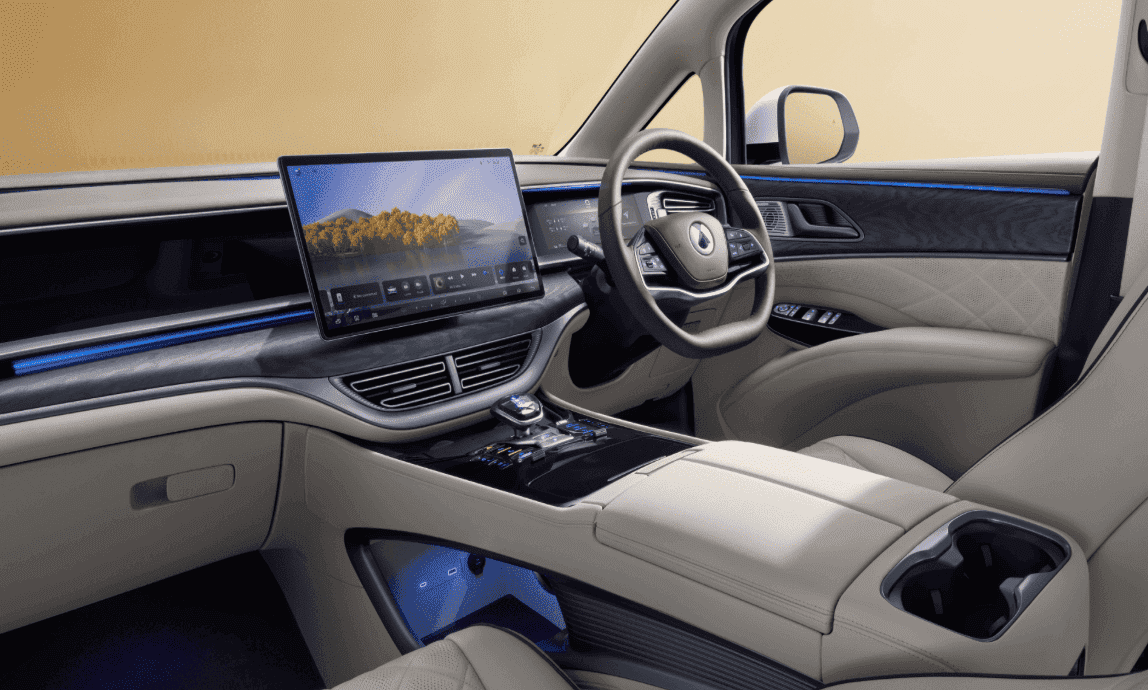 Interior denza D9 menawarkan kenyamanan dan kemewahan khas mobil premium. Layar sentuh besar bergaya floating screen memudahkan akses ke beberapa fitur digital yang tersedia dan tentunya dengan ambient light biru