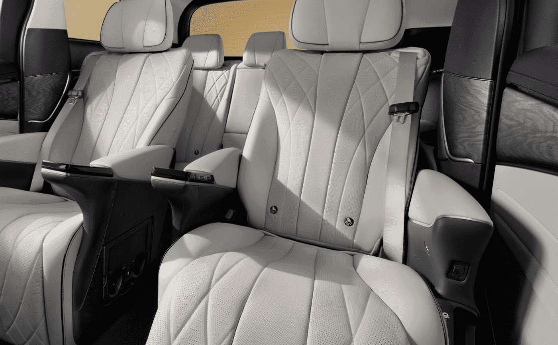 nuansa kabin baris kedua dari denza D9 yang dirancang dengan kemewahan dan kenyamanan yang tinggi. dua kursi kapten lounge dengan balutan kulit premium berpola elegan yang menghadirkan kesan positif.