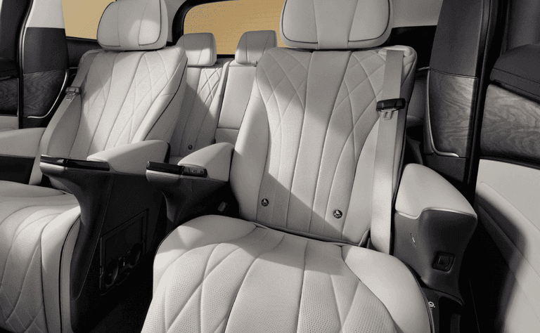 nuansa kabin baris kedua dari denza D9 yang dirancang dengan kemewahan dan kenyamanan yang tinggi. dua kursi kapten lounge dengan balutan kulit premium berpola elegan yang menghadirkan kesan positif.