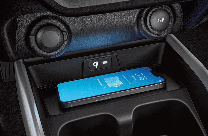 Berkelana ke mana saja tanpa khawatir dengan ponsel pintar Anda, karena ada Qi wireless charging untuk mengisi daya.