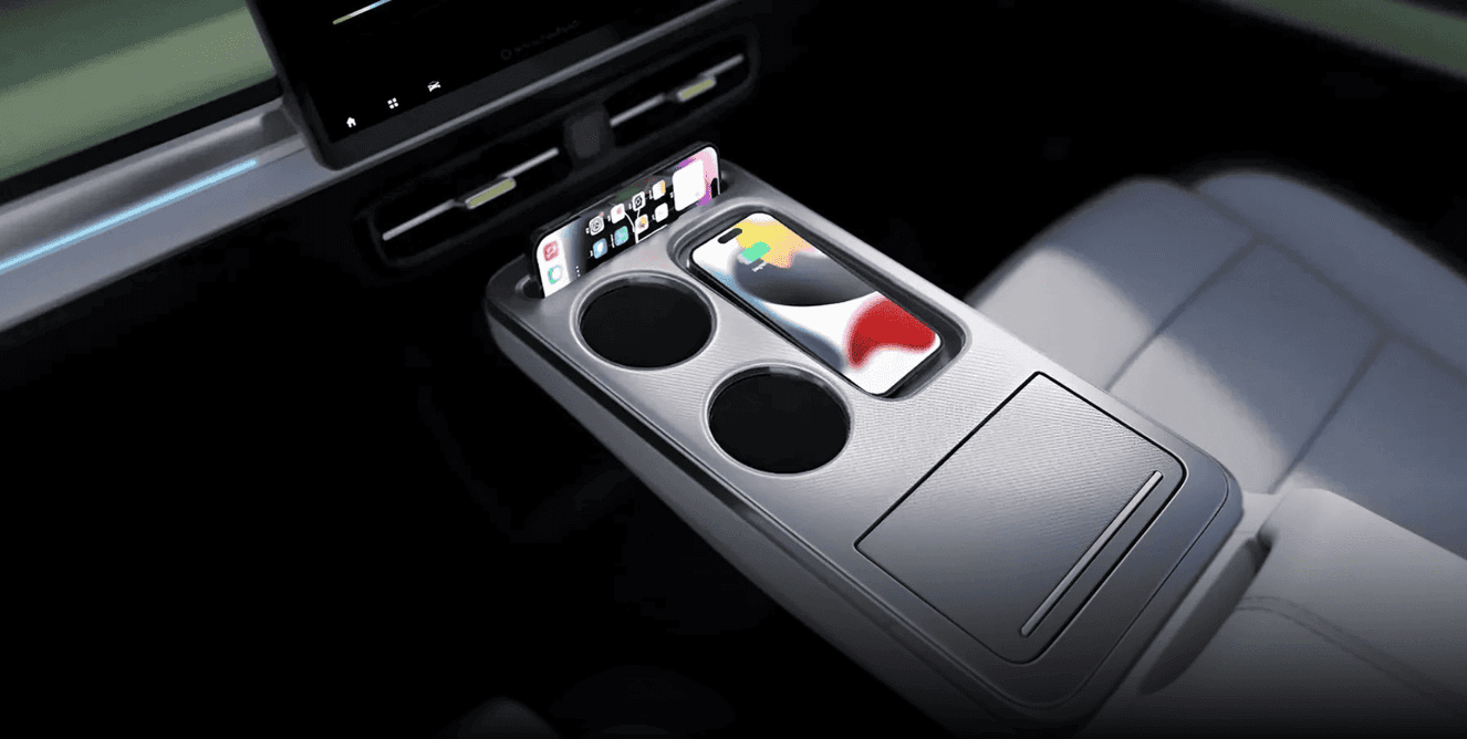 Wireless charger pada Aion Y Plus memungkinkan pengisian daya smartphone tanpa kabel dengan cukup meletakkannya di area khusus pada konsol tengah, sehingga lebih praktis dan rapi saat berkendara.