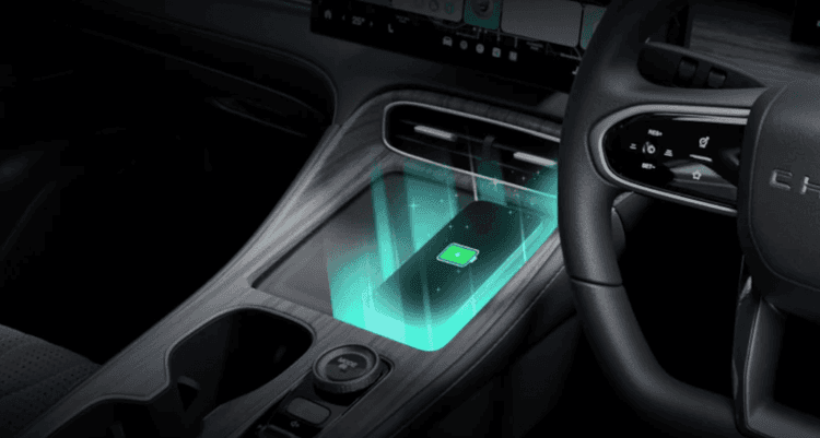 Wireless charger pada Tiggo 8 CSH memungkinkan pengisian daya smartphone tanpa kabel dengan cukup meletakkannya di area khusus, sehingga lebih praktis dan menjaga kabin tetap rapi.
