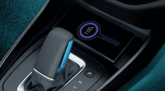 pengisian daya baterai tanpa kabel, cukup dengan memarkirkan mobil di atas pad khusus. Teknologi ini praktis, aman, efisien, dan terintegrasi dengan sistem mobil untuk memantau proses pengisian secara real time.