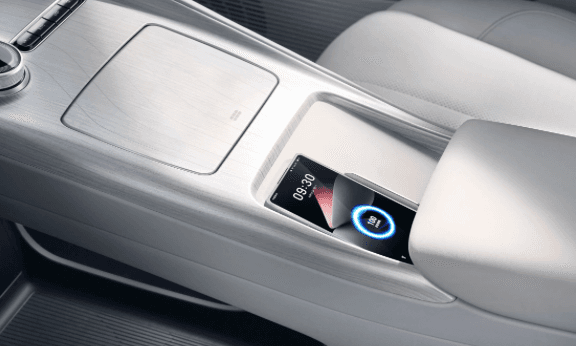 pengisian daya baterai tanpa kabel, cukup dengan memarkirkan mobil di atas pad khusus. Teknologi ini praktis, aman, efisien, dan terintegrasi dengan sistem mobil untuk memantau proses pengisian secara real time.