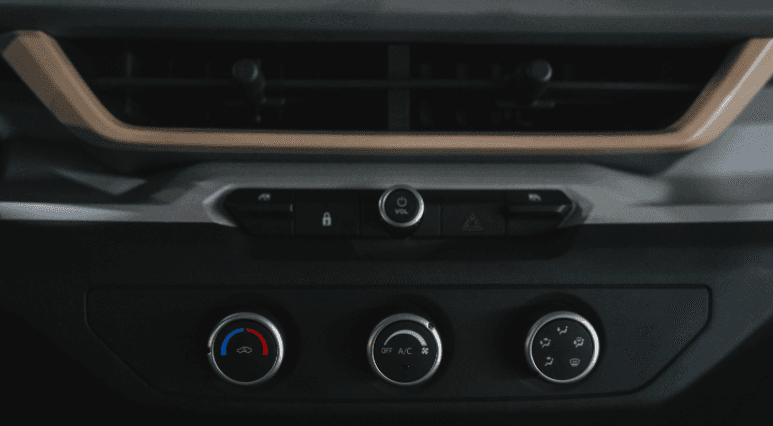 tombol fisik yang memudahkan pengoperasian fitur mobil secara cepat dan praktis.