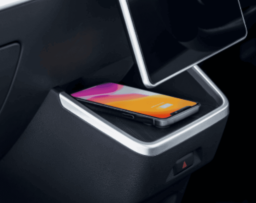 pengisian daya baterai tanpa kabel, cukup dengan memarkirkan mobil di atas pad khusus. Teknologi ini praktis, aman, efisien, dan terintegrasi dengan sistem mobil untuk memantau proses pengisian secara real time.