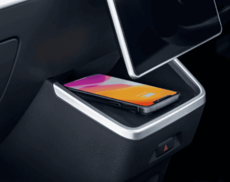 pengisian daya baterai tanpa kabel, cukup dengan memarkirkan mobil di atas pad khusus. Teknologi ini praktis, aman, efisien, dan terintegrasi dengan sistem mobil untuk memantau proses pengisian secara real time.
