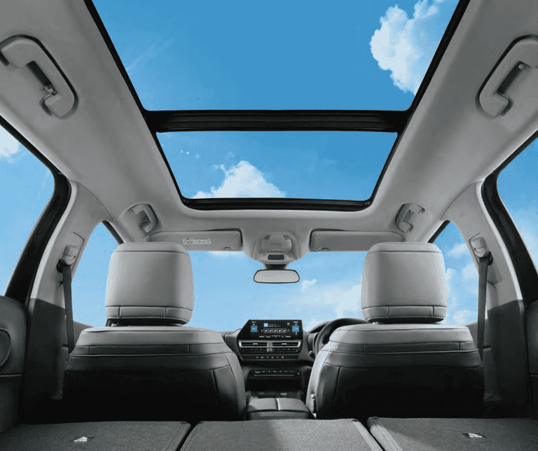 Panoramic Glass Sunroof yang besar memberikan kecerahan luar biasa dan perasaan nyaman bagi pengemudi
dan semua penumpang, membuat setiap perjalanan menjadi pengalaman yang istimewa. Mengisi interior
dengan cahaya alami