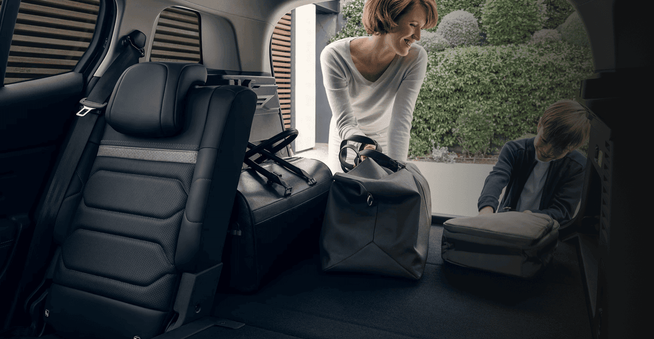 Akses ruang bagasi New C5 Aircross SUV dengan Hands-Free
Electric Tailgate canggih untuk mengakses ruang bagasi 580 l.