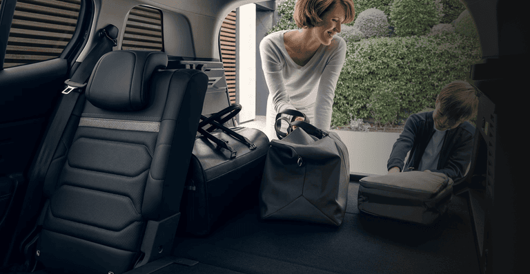 Akses ruang bagasi New C5 Aircross SUV dengan Hands-Free
Electric Tailgate canggih untuk mengakses ruang bagasi 580 l.