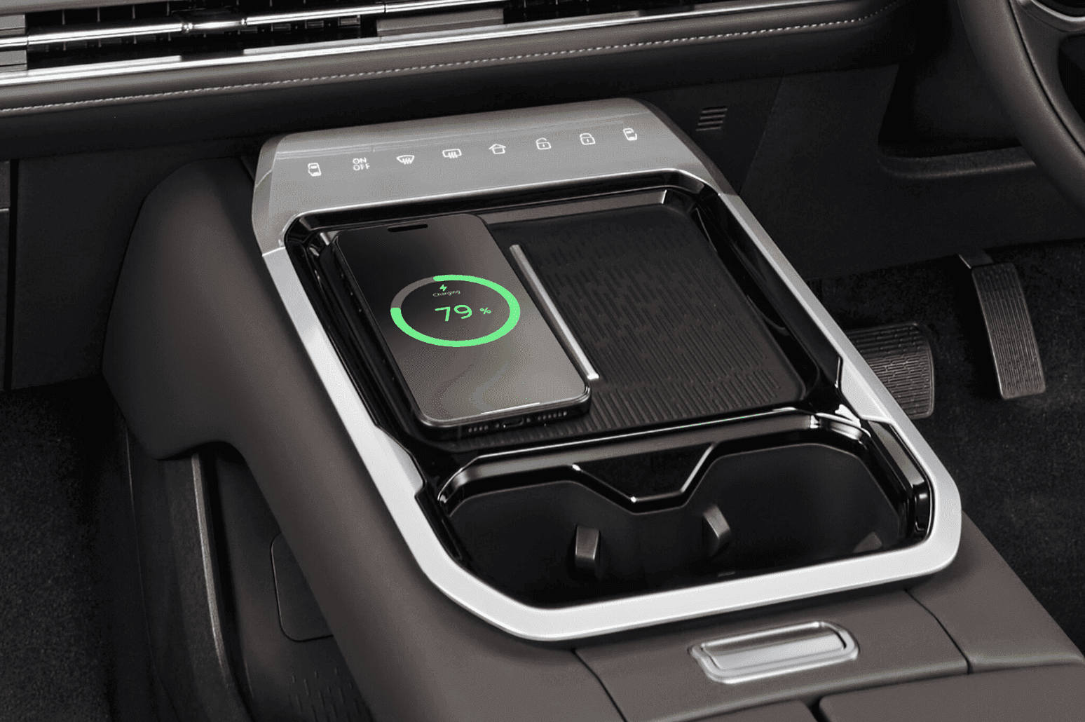 Fitur pengisian daya nirkabel yang memungkinkan smartphone kompatibel diisi dengan praktis tanpa kabel, cukup meletakkannya di area charger untuk kenyamanan dan kerapian kabin.