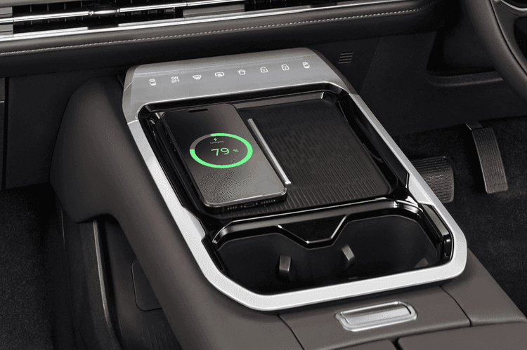 Fitur pengisian daya nirkabel yang memungkinkan smartphone kompatibel diisi dengan praktis tanpa kabel, cukup meletakkannya di area charger untuk kenyamanan dan kerapian kabin.