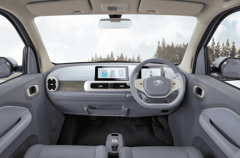 Tampilan kabin dengan desain bersih dan modern, dilengkapi layar digital terintegrasi, setir ergonomis, serta tata letak yang nyaman untuk mendukung pengalaman berkendara yang praktis dan menyenangkan.
Foto 2