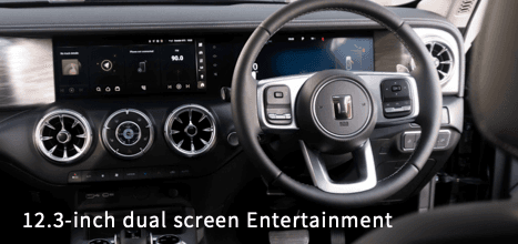 Tampilan layar ganda modern yang mengintegrasikan infotainment dan panel instrumen digital untuk kemudahan kontrol dan pengalaman berkendara yang lebih canggih.