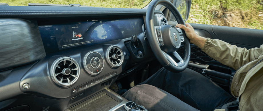 Interior Tank 300 menampilkan desain kokpit modern dengan layar digital lebar, setir multifungsi, serta tata letak ergonomis yang mendukung kenyamanan dan kontrol maksimal saat berkendara di berbagai medan.