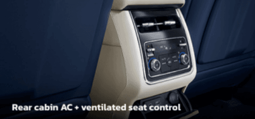 Panel AC belakang dengan kontrol terpisah dan ventilated seat, memberikan kenyamanan optimal bagi penumpang baris kedua melalui pengaturan suhu yang presisi dan mudah dijangkau.