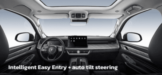 Interior kabin modern dengan fitur Intelligent Easy Entry dan auto tilt steering, menghadirkan kemudahan akses, posisi berkendara ergonomis, serta nuansa premium yang luas dan canggih.