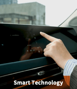 Layar sentuh modern pada dashboard mobil yang menghadirkan kemudahan akses fitur hiburan, navigasi, dan pengaturan kendaraan secara intuitif dan responsif.