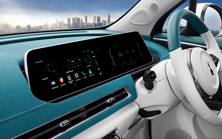 Tampilan interior dengan layar digital lebar, desain elegan, dan setir modern yang menonjolkan teknologi canggih serta kenyamanan berkendara.