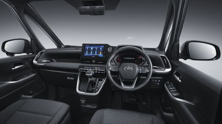 Kabin mewah dengan Dashboard luas, Head Unit 9 inci terintegrasi, TFT MID 7 inci, serta fitur Electric Parking Brake & Auto Brake Hold. Desain ergonomis memberikan kenyamanan premium bagi pengemudi dan penumpang di setiap perjalanan.
