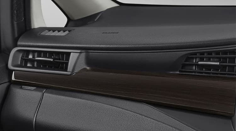 Desain dashboard ergonomis dengan sentuhan ornamen kayu mewah (wood panel). Kombinasi material berkualitas menciptakan aura kabin yang elegan, eksklusif, dan nyaman, khas mobil MPV kelas premium bagi keluarga Anda.